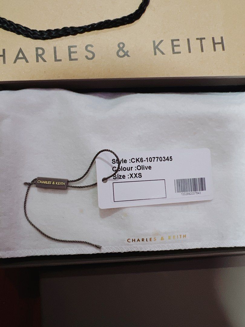 Charles & Keith Wallet / Dompet wristlet Olive / Dompet ck hijau, Barang  Mewah, Tas & Dompet di Carousell