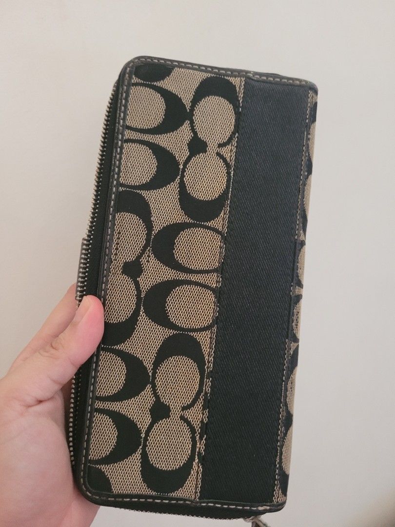 Coach Long Wallet (Category: Luxury Bags & Wallets) located in Pasig City. Submitted by ekapi (Listing ID 1220573987, Image 3). Description: Coach Long Wallet.
