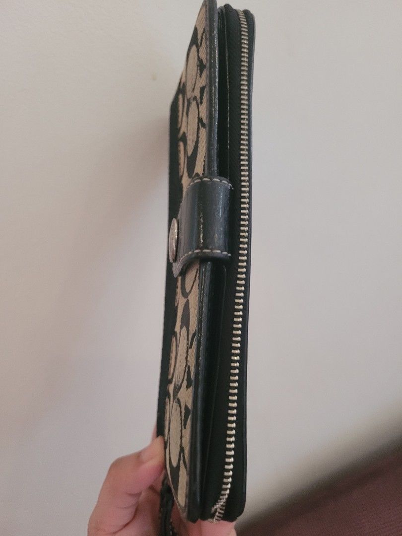 Coach Long Wallet (Category: Luxury Bags & Wallets) located in Pasig City. Submitted by ekapi (Listing ID 1220573987, Image 2). Description: Coach Long Wallet.