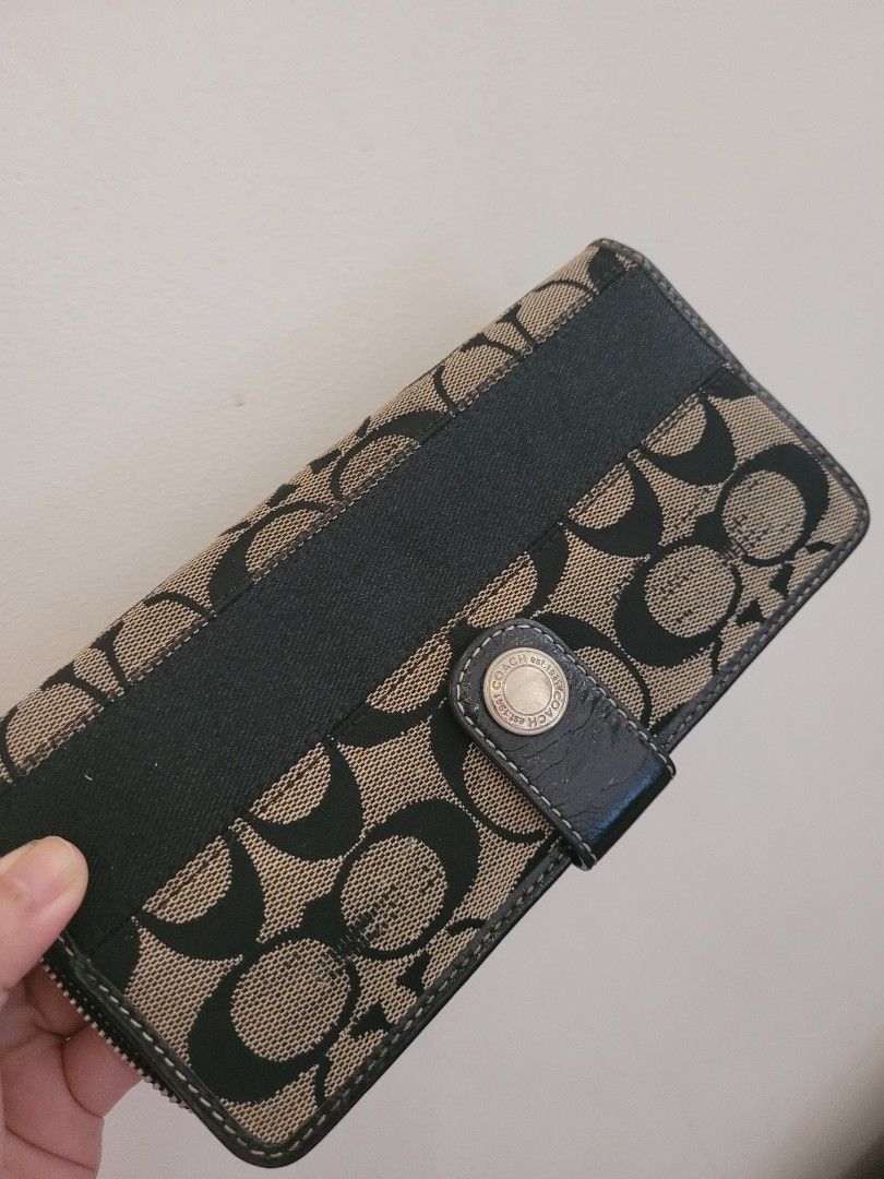 Coach Long Wallet (Category: Luxury Bags & Wallets) located in Pasig City. Submitted by ekapi (Listing ID 1220573987, Image 1). Description: Coach Long Wallet.