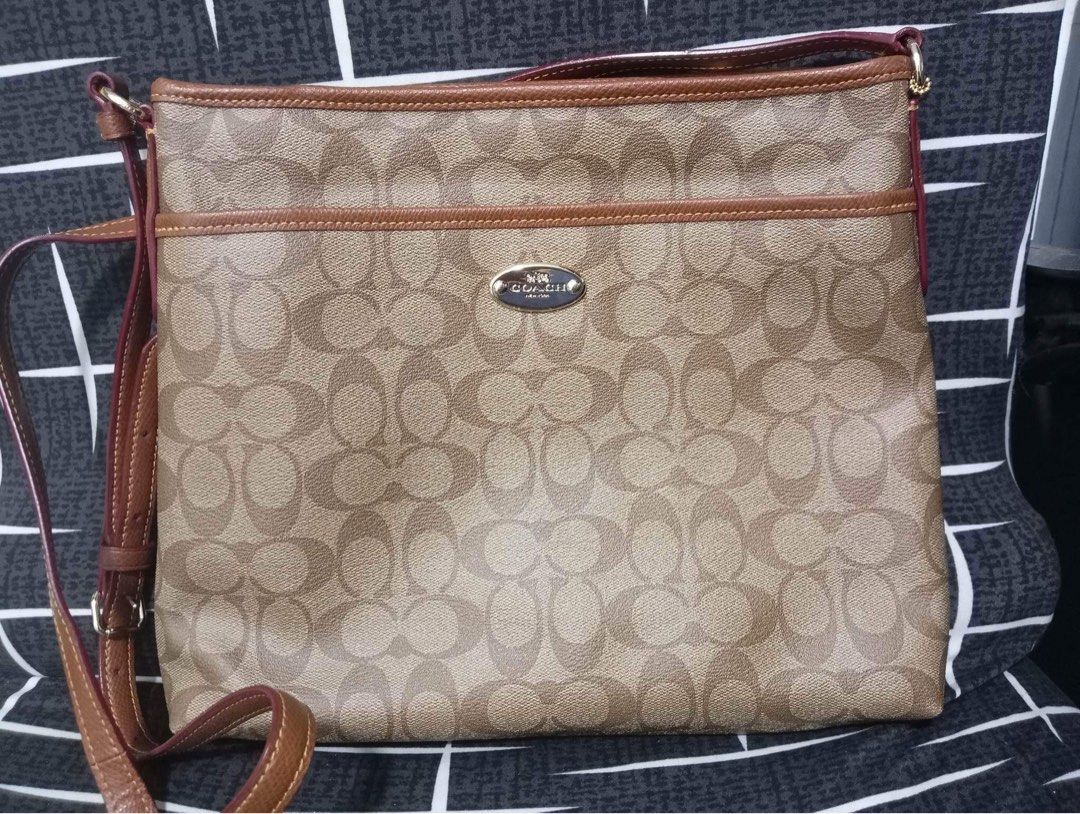 Coach Signature File Bag (Large) (Category: Luxury Bags & Wallets) located in Meycauayan. Submitted by MyOnlyYou (Listing ID 1220524591, Image 2). Description: Coach Signature File Bag (Large) Color: Khaki/Saddle .