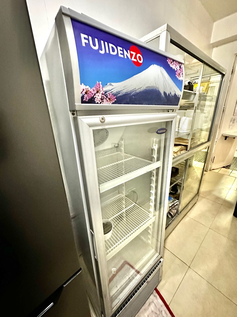Fujidenzo 7 cu. ft. Showcase Chiller SU70A, TV & Home Appliances