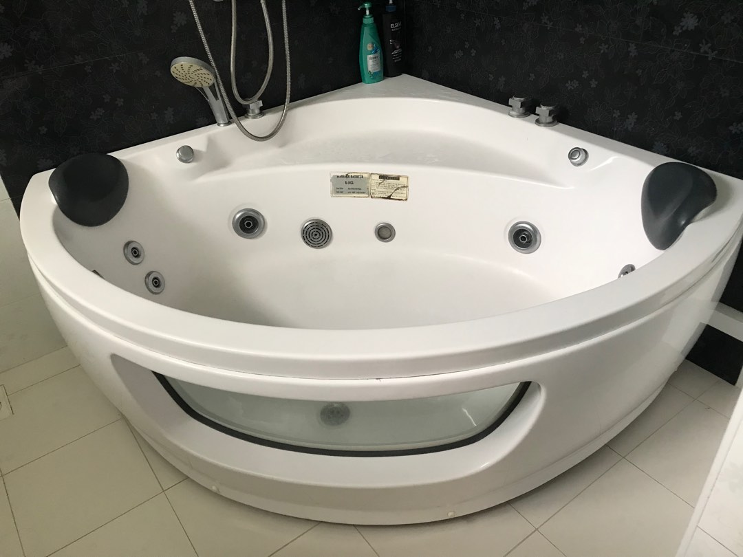 Jacuzzi Bathtub, Furniture & Home Living, Bathroom & Kitchen Fixtures