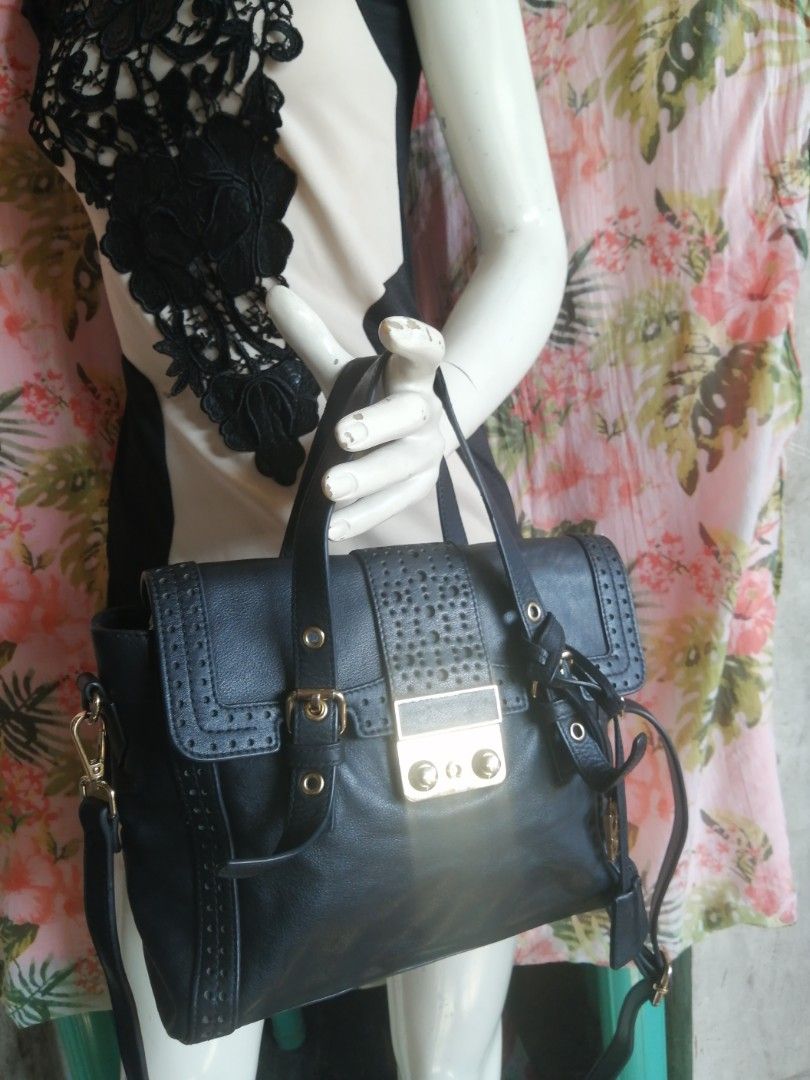 KH design crossbody Body Bag (Category: Cross-body Bags) located in Taguig. Submitted by lhet-lhet (Listing ID 1220555353, Image 2). Description: 💎PRELOVED💎 👜KH DESIGN 2way crossbody Bag 👜Leather Material/ coded 👜Fits ipad/Long wallet/3fold umbrella/ make up kit/notebook 👜No refund/No Exchange Replaced strap 🦩 Items are PRELOVED , So Manage your Expectation 📌 Items may slightly vary in actual due to differences in camera settings and ligh