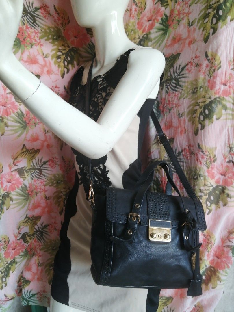 KH design crossbody Body Bag (Category: Cross-body Bags) located in Taguig. Submitted by lhet-lhet (Listing ID 1220555353, Image 1). Description: 💎PRELOVED💎 👜KH DESIGN 2way crossbody Bag 👜Leather Material/ coded 👜Fits ipad/Long wallet/3fold umbrella/ make up kit/notebook 👜No refund/No Exchange Replaced strap 🦩 Items are PRELOVED , So Manage your Expectation 📌 Items may slightly vary in actual due to differences in camera settings and ligh