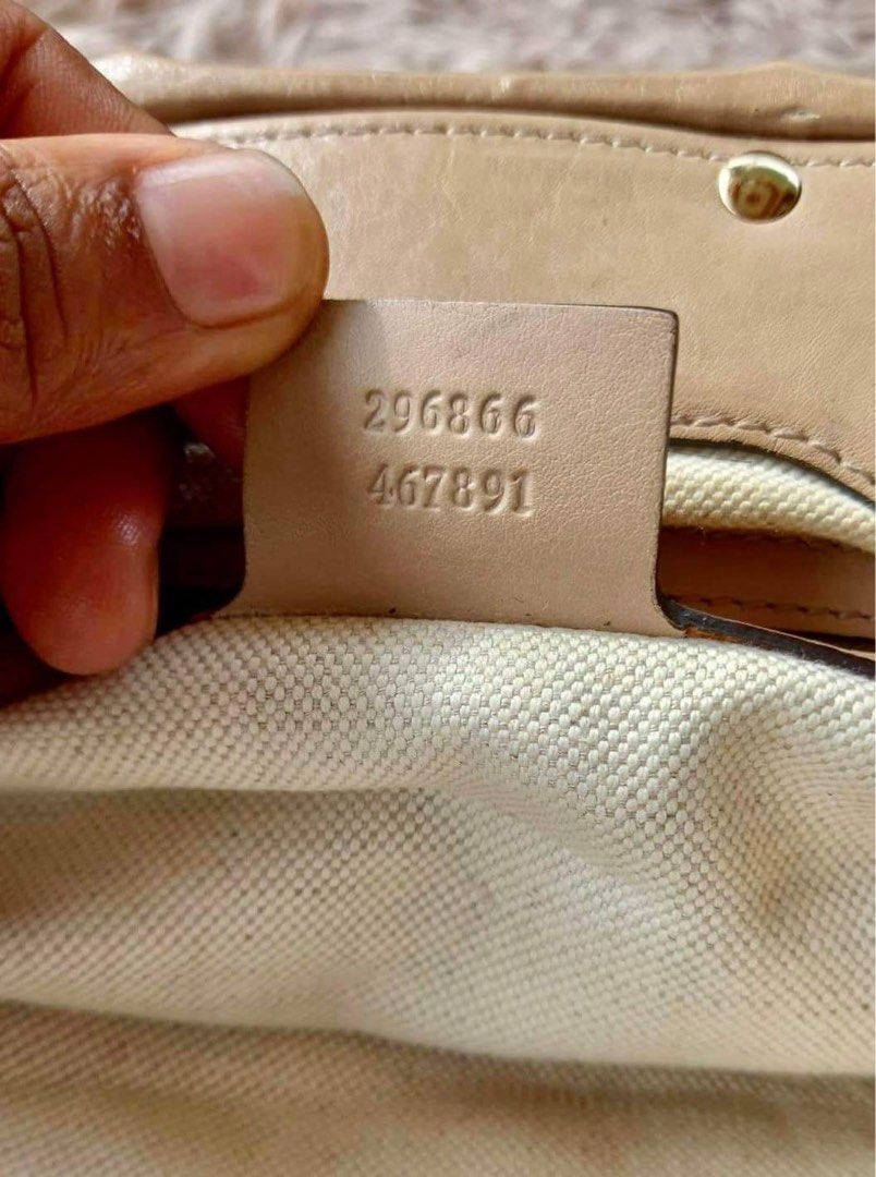Legit GUCCI Bamboo Clutch Medium (Category: Luxury Bags & Wallets) located in Pagadian. Submitted by lightbagelyas (Listing ID 1220553579, Image 3). Description: GUCCI Frame Bamboo Tassel CLUTCH Coded GG under zip Made in Italy Genuine Leather Sign of usage only More photo will be povided upon request.