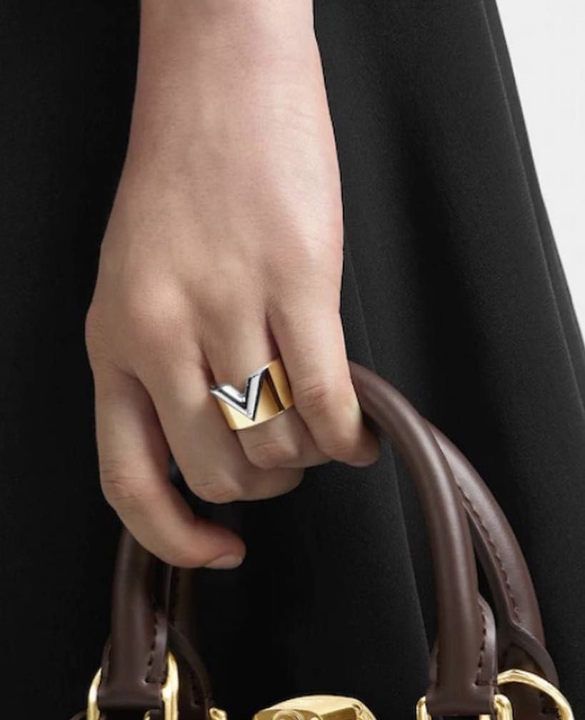 Louis Vuitton Essential V Ring - Gold, Gold-Tone Metal Band, Rings -  LOU102167