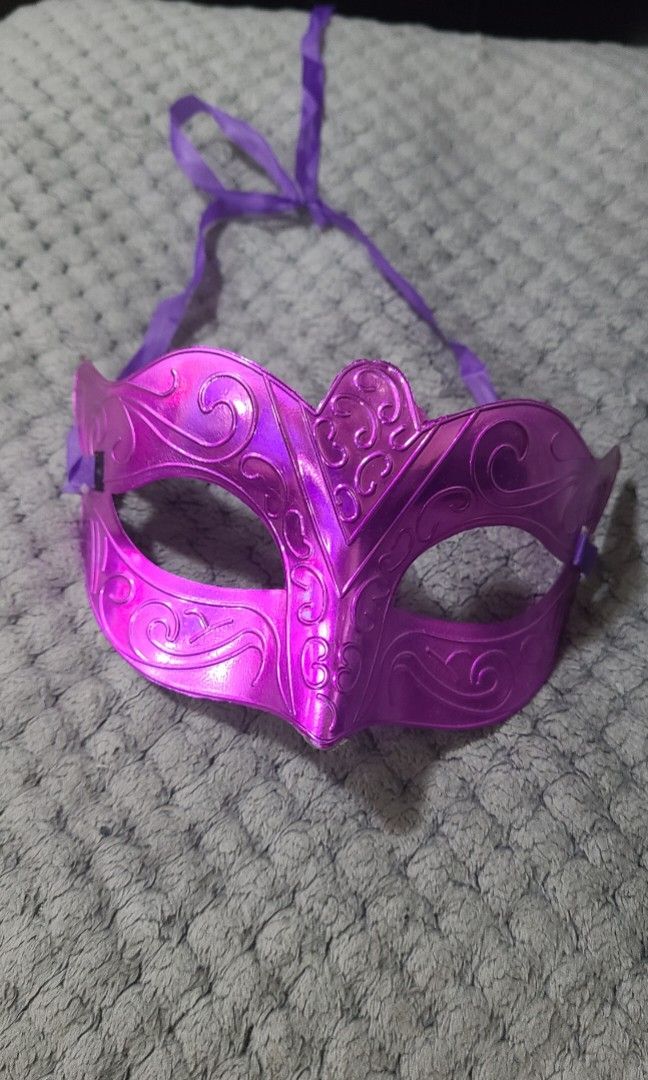 Masquerade mask (Category: Occasions & Party Supplies) located in Pasig City. Submitted by js.authenticlux (Listing ID 1220572216, Image 1). Description: * masquerade mask * adjustable * call txt 09178029682.