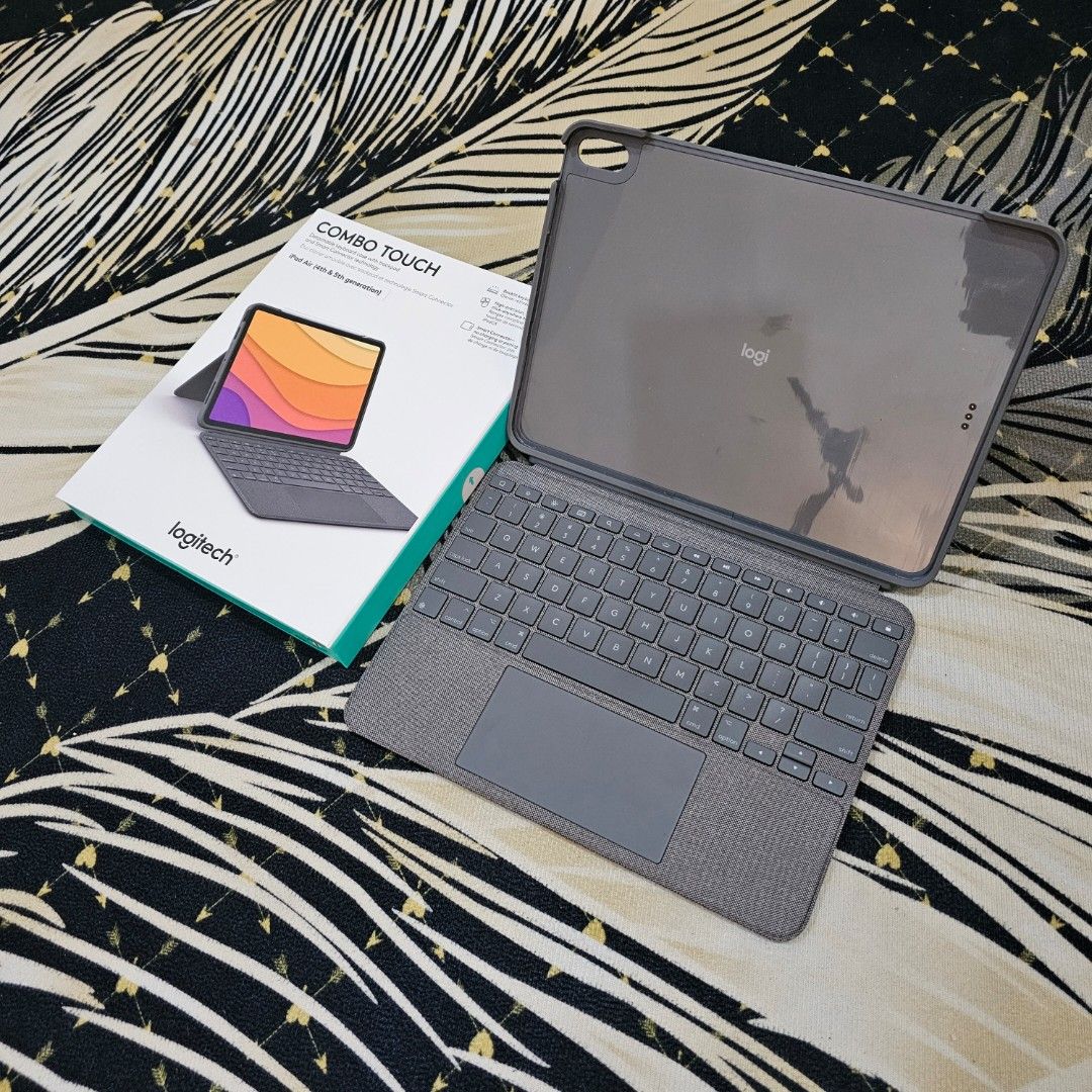 NEW Logitech COMBO TOUCH Backlit Keyboard case with trackpad for iPad