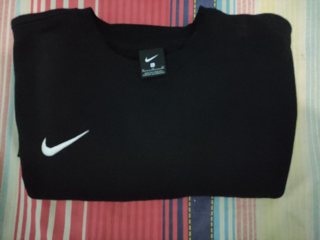 NIKE logo kanan made in Cambodia Rare..., Fesyen Pria, Pakaian , Atasan di Carousell