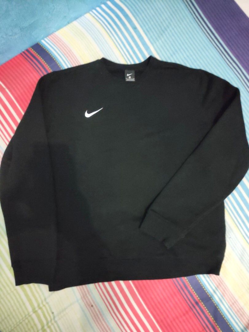 NIKE logo kanan made in Cambodia Rare..., Fesyen Pria, Pakaian , Atasan di Carousell