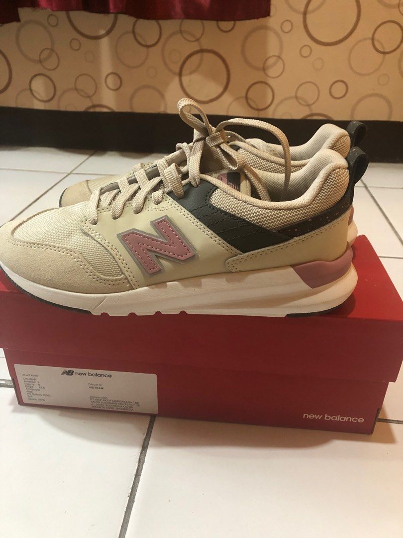 Sepatu New Balance Fesyen Wanita Sepatu di Carousell