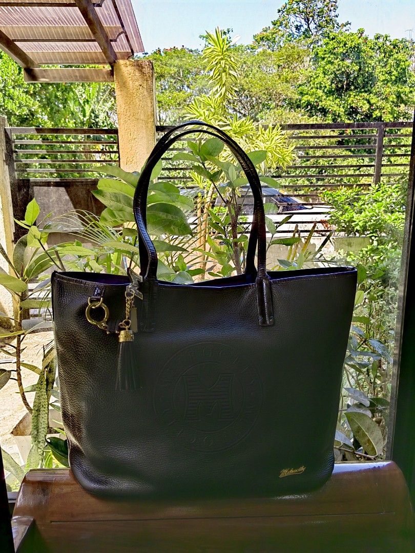 100% Original Metrocity Black Leather Big Tote (Category: Luxury Bags & Wallets) located in Santa Rosa. Submitted by denisequi (Listing ID 1220759838, Image 3). Description: .