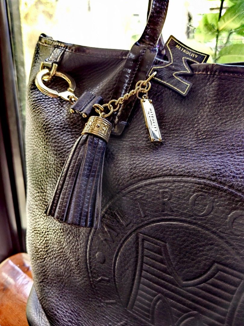 100% Original Metrocity Black Leather Big Tote (Category: Luxury Bags & Wallets) located in Santa Rosa. Submitted by denisequi (Listing ID 1220759838, Image 1). Description: .