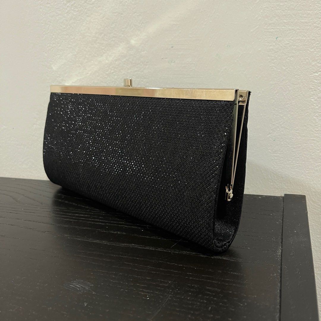 Black shiny outlet clutch