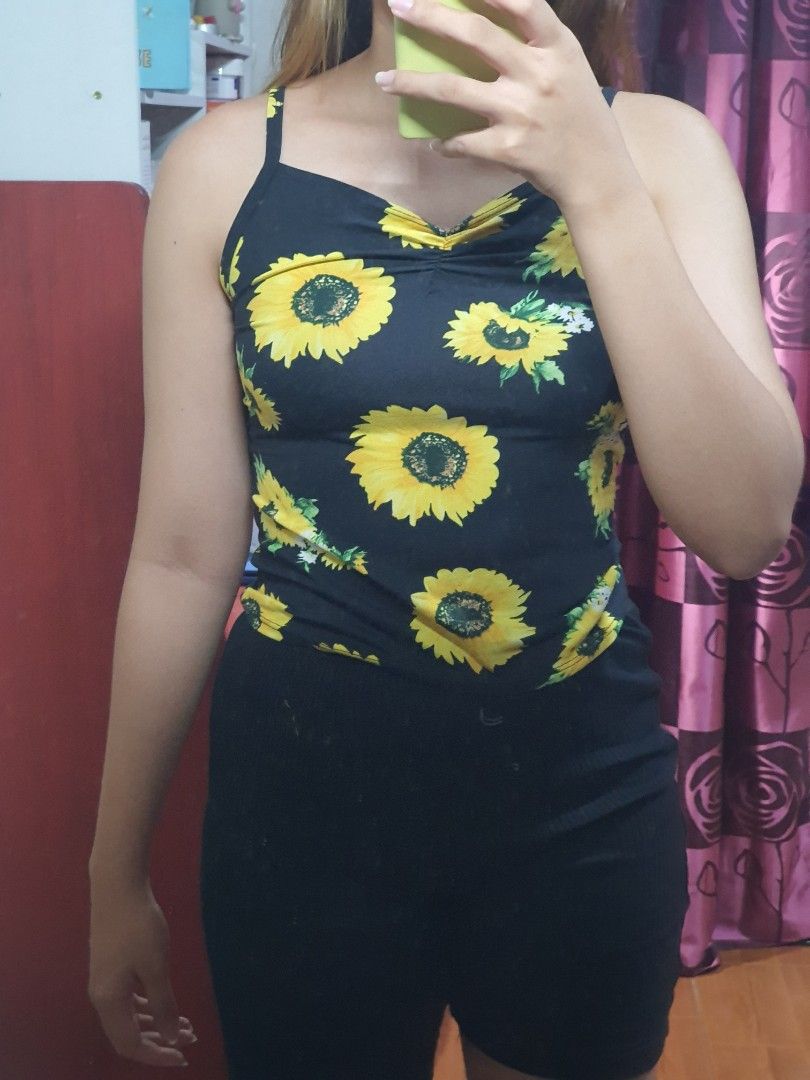 Black sunflower sando crop top (Category: Sleeveless) located in Quezon City. Submitted by charott (Listing ID 1220495517, Image 2). Description: last price posted shipping: 👉j&t 👉 gogo express 👉grab/lalamove (within metro manila only 👉shoppee checkout (plus 15 pesos) Payment first basis.