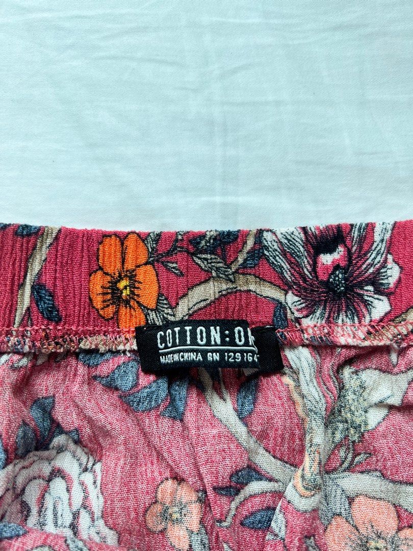 Cotton on Floral Off Shoulder (Category: Others Tops) located in Makati City. Submitted by ellexcv (Listing ID 1220809444, Image 2). Description: .