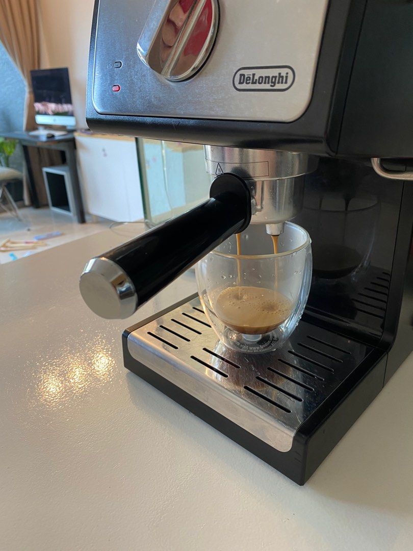 Delonghi coffee machine and accessories to make coffe, TV & Home