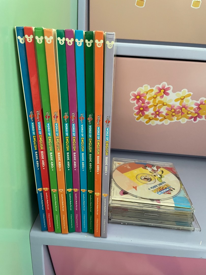 Disney's world of English 10本加CD, 興趣及遊戲, 書本& 文具, 小朋友