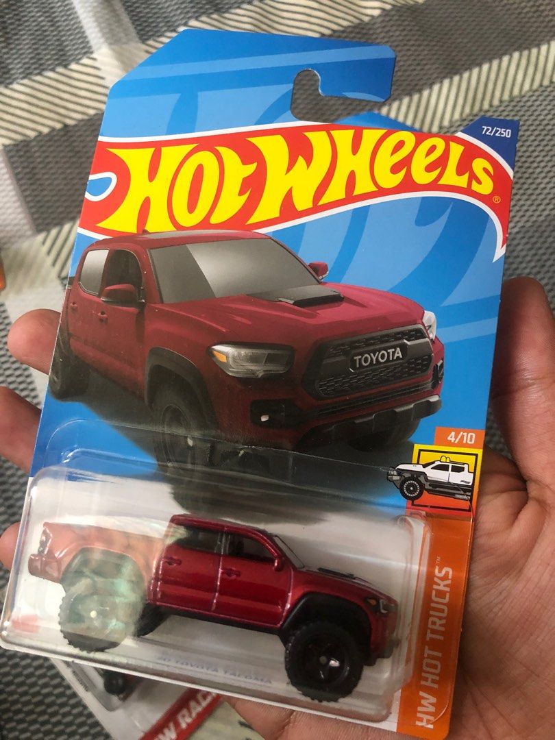 HOT WHEELS LOT ( TOYOTA 4x4 CHECROLET 4x4 MERCEDES BENZ 1500