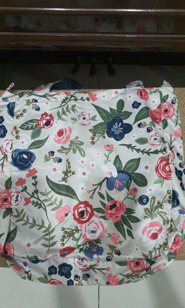 Jujube Be Light - Rosy Posy (HTF print) (Category: Diaper Bags & Wetbags) located in Las Pinas. Submitted by destashmodeon (Listing ID 1220825206, Image 2). Description: Euc Ropo Be Light HTF and rare! PM me for other Rosy Posy pieces. 😄.