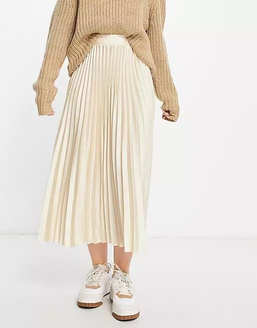 Pleated maxi skirt cream top
