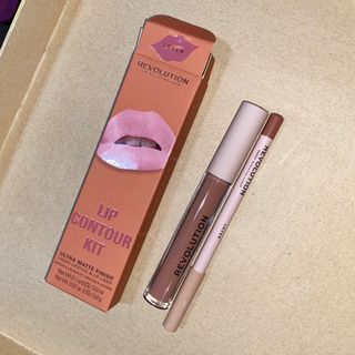 Revolution Lip Contour Kit Ultra Matte Finish Lover