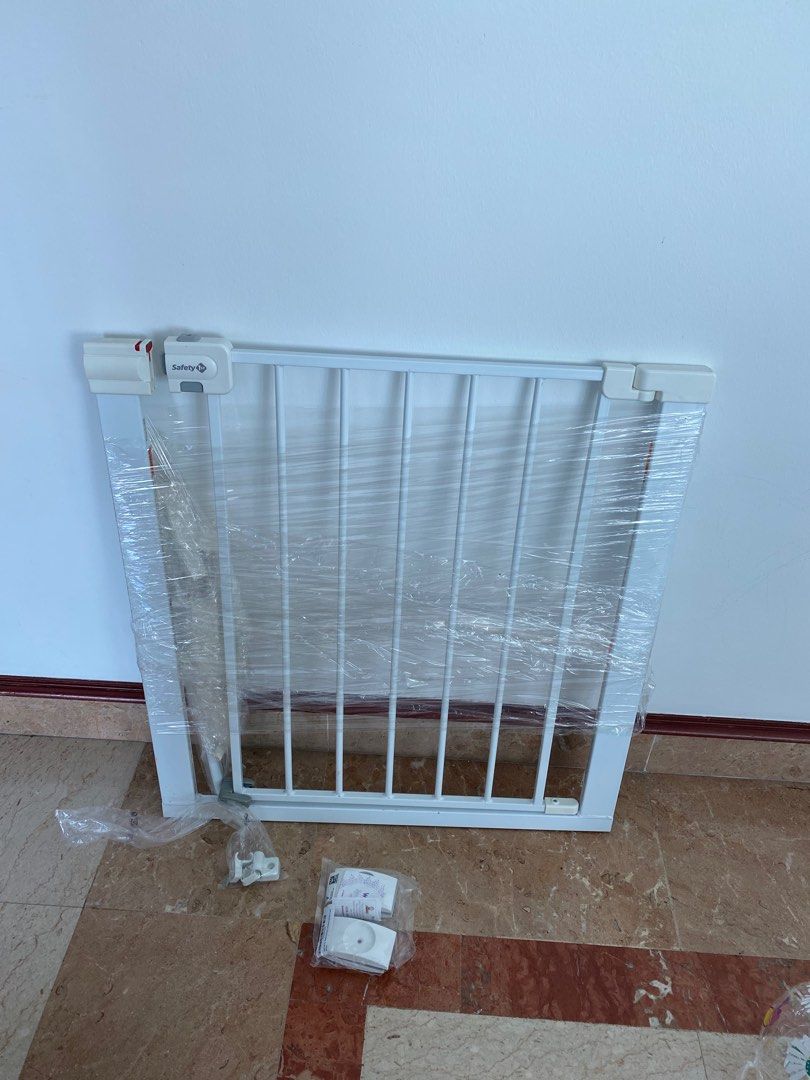 Safety 1st Baby Gate with Wall Protectors, Babies & Kids, Baby Nursery & Kids Furniture, Safety