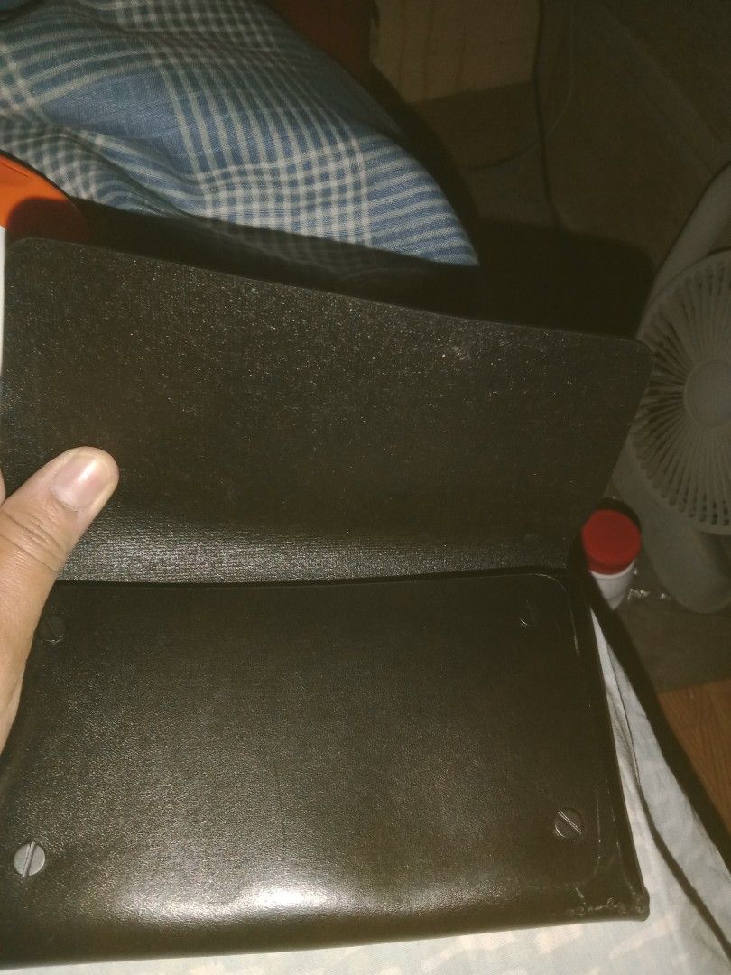 Wallet (Category: Wallets & Card holders) located in Rizal. Submitted by simplygoodthingsmel (Listing ID 1220820146, Image 3). Description: hard leather envelope wallet....