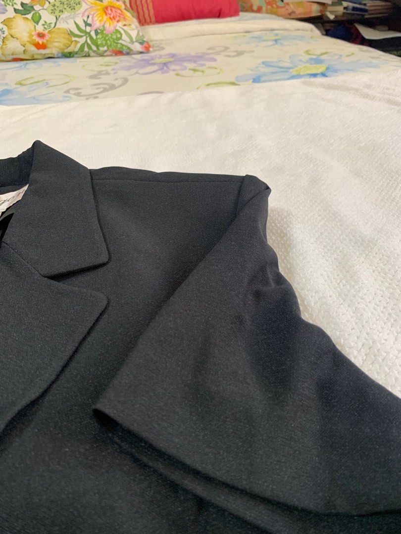 3 pcs set coordinates (Category: Sets or Coordinates) located in Mandaluyong City. Submitted by dsc0313 (Listing ID 1220963937, Image 2). Description: Coordinates, nice for office. 1 outer short sleeve coat, inner sleeveless inner blouse, and 1 pants- bought in Hk.