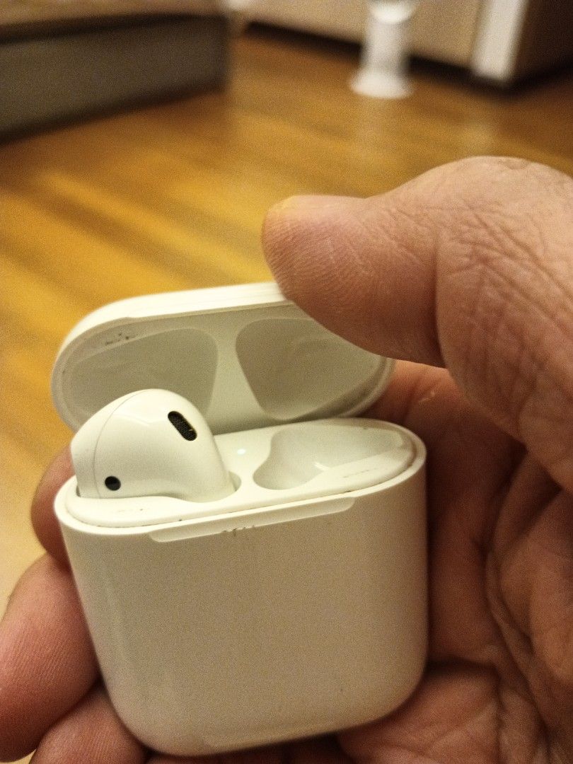 A2031 left hotsell airpod