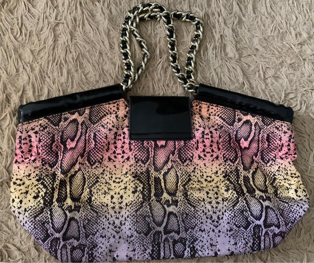 Betseyville Shoulder Bag (Category: Shoulder Bags) located in Muntinlupa City. Submitted by nn.collection (Listing ID 1220995170, Image 3). Description: Expect signs of used, From U.S .