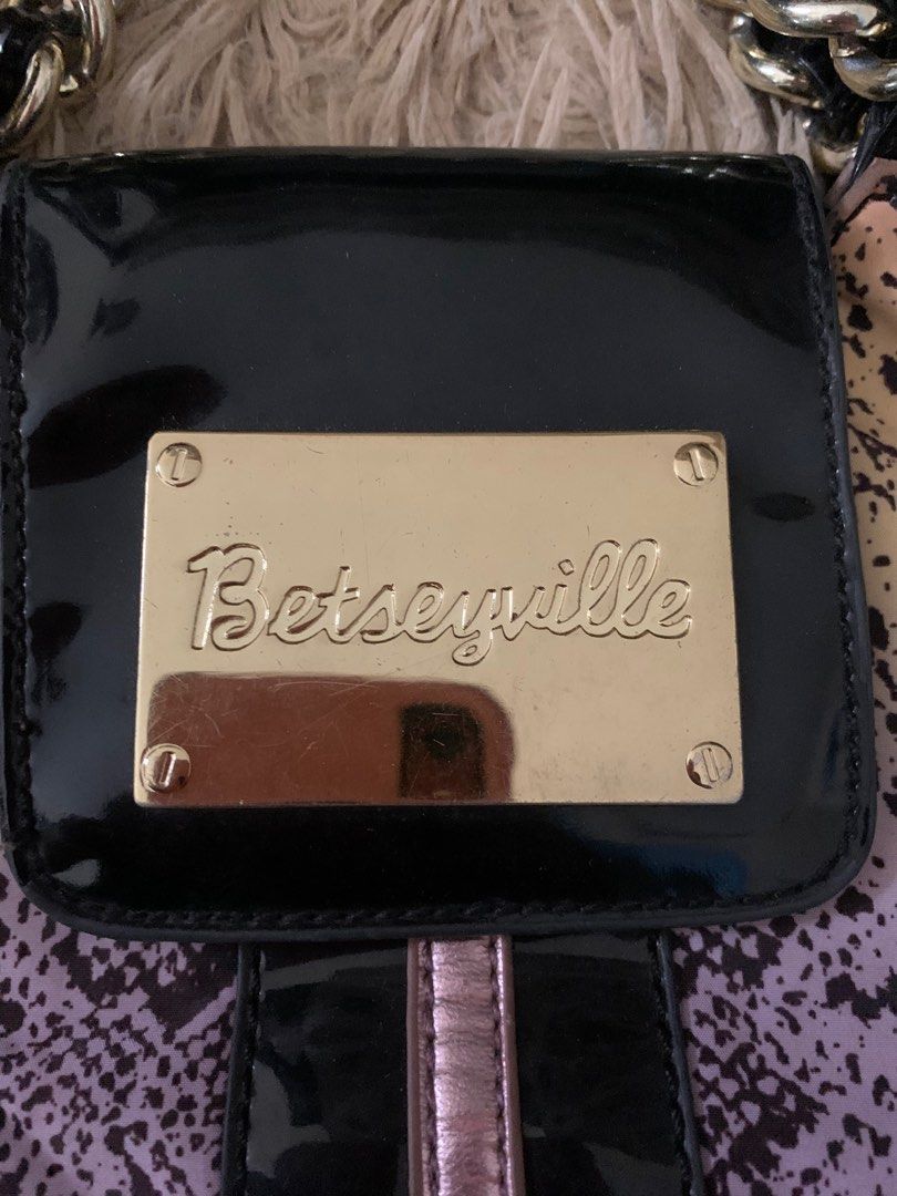 Betseyville Shoulder Bag (Category: Shoulder Bags) located in Muntinlupa City. Submitted by nn.collection (Listing ID 1220995170, Image 2). Description: Expect signs of used, From U.S .