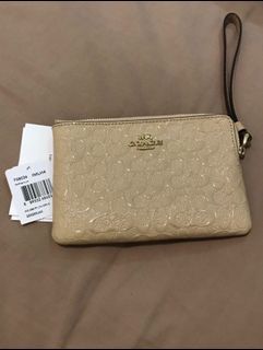 COACH CORNER ZIP WRISTLET SIGNATURE DEBOSSED F58034