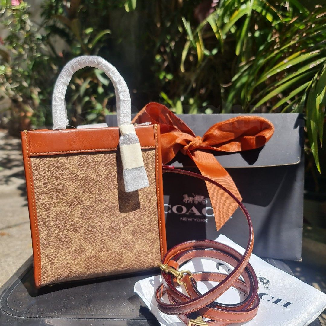 Coach mini cashin tote (Category: Luxury Bags & Wallets) located in Las Pinas. Submitted by wanderlust.pinas (Listing ID 1221052219, Image 3). Description: ONHAND NOW 🇵🇭💯 GUARANTEED ORIGINAL 🙂 retail item (No need to wait and ready to ship) ✔️💯 Guaranteed Original ✔️All items Brand New from US 💖 PM for more details 🖤.