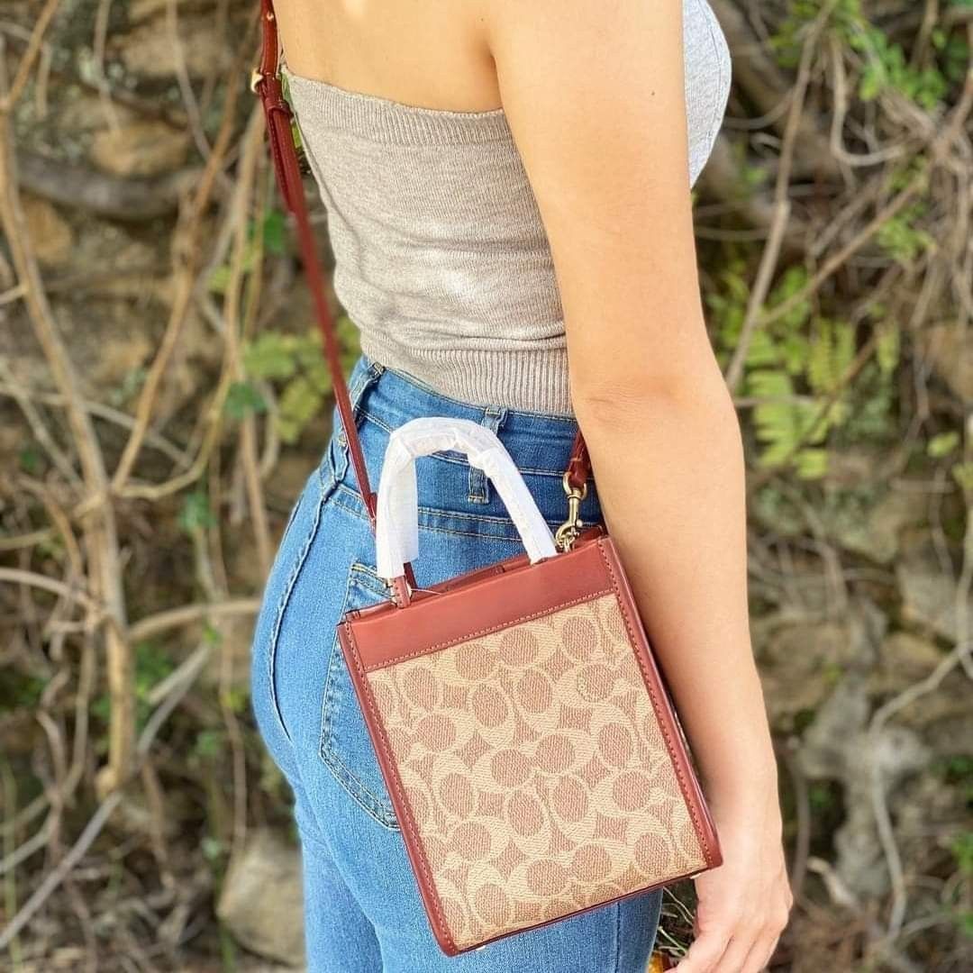 Coach mini cashin tote (Category: Luxury Bags & Wallets) located in Las Pinas. Submitted by wanderlust.pinas (Listing ID 1221052219, Image 2). Description: ONHAND NOW 🇵🇭💯 GUARANTEED ORIGINAL 🙂 retail item (No need to wait and ready to ship) ✔️💯 Guaranteed Original ✔️All items Brand New from US 💖 PM for more details 🖤.