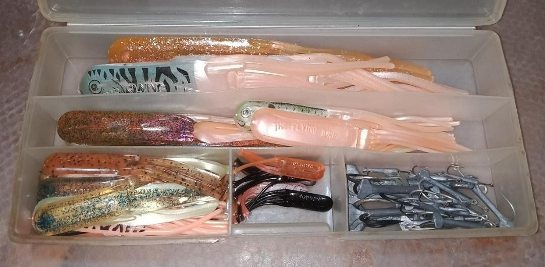 Flying Lure Fishing Kit Soft Rubber Lures Hooks Bait Tackle Box Vintage  Classic
