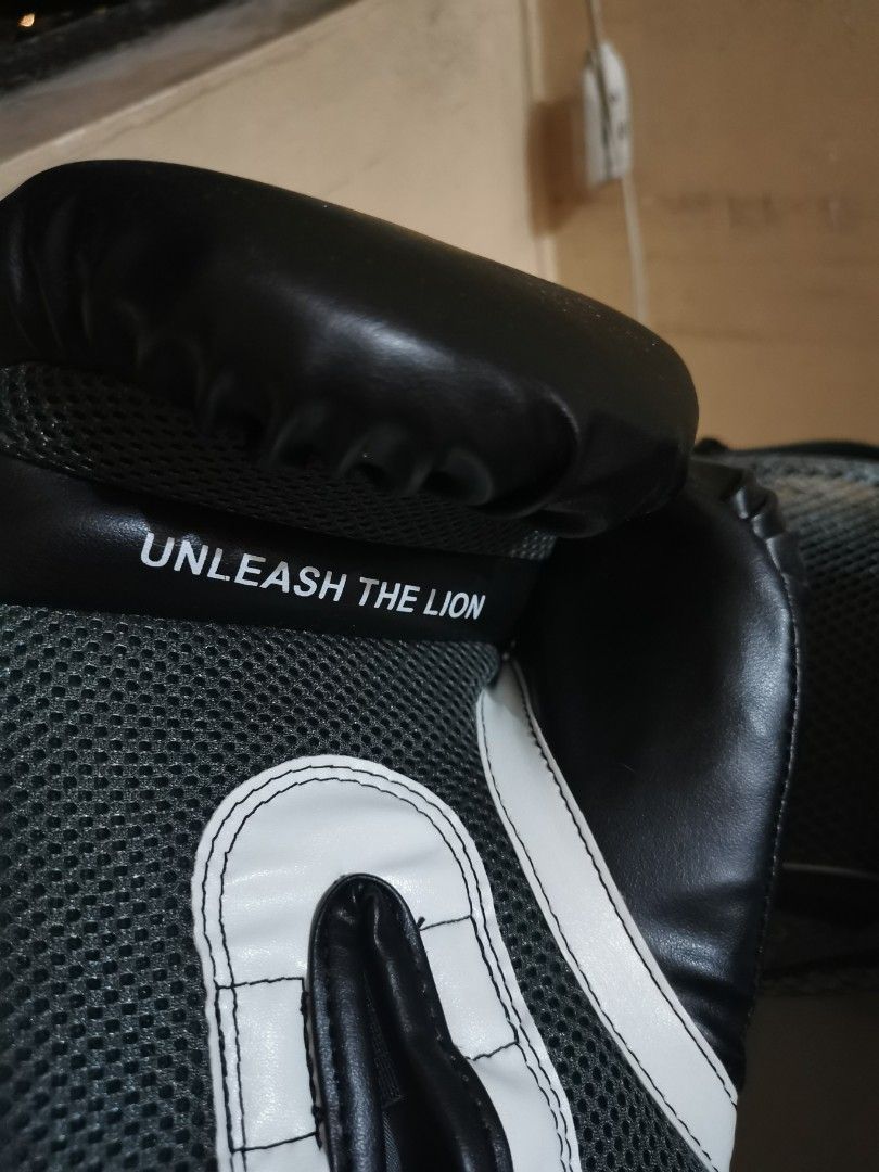 Lonsdale Boxing Gloves, Sports Equipment, Sports & Games, Combat Sports