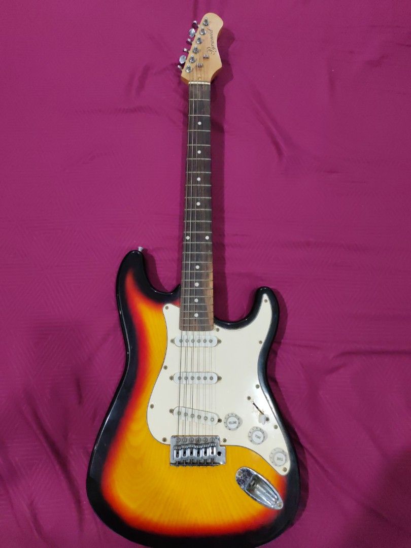 Pyramid Electric Guitar, Hobbies & Toys, Music & Media, Musical