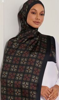 The seni duck shawl in black