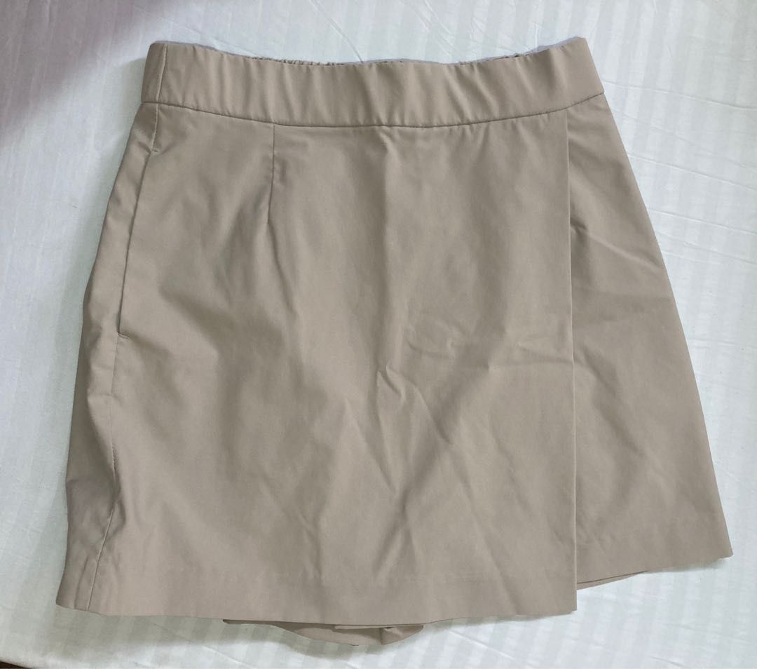Uniqlo Brown Skort (Category: Skirts) located in Malabon City. Submitted by swiftiesource (Listing ID 1221001595, Image 1). Description: size s rfs: moving and need funds :( pls give this a new home!!.