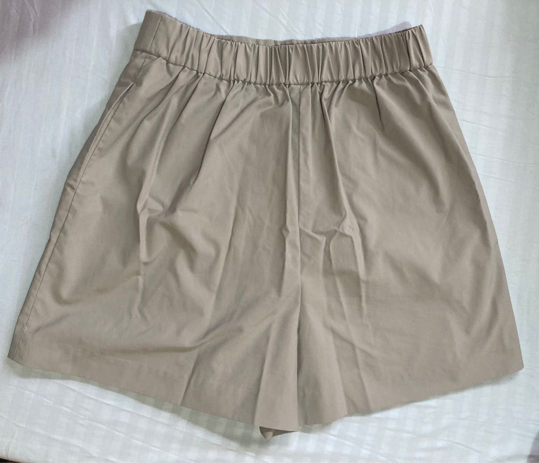 Uniqlo Brown Skort (Category: Skirts) located in Malabon City. Submitted by swiftiesource (Listing ID 1221001595, Image 2). Description: size s rfs: moving and need funds :( pls give this a new home!!.