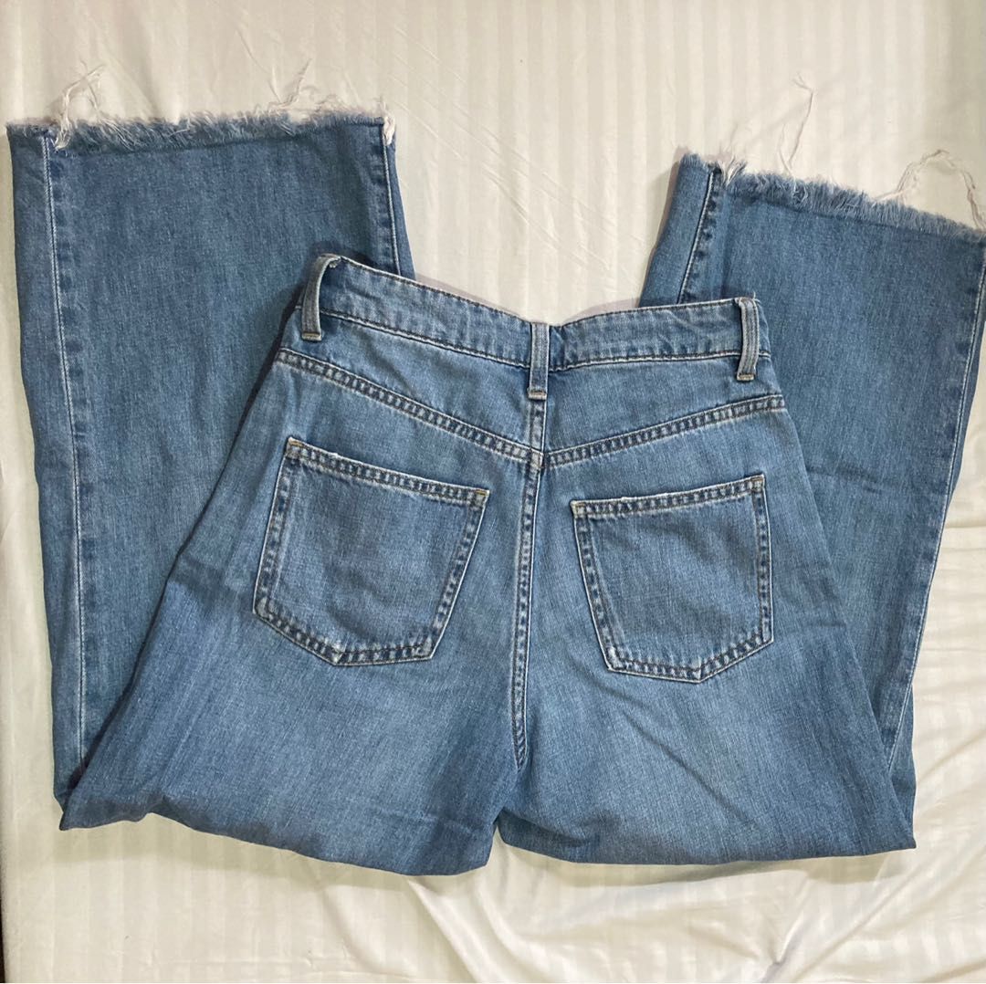 Uniqlo Wide Leg Jeans (Category: Jeans) located in Malabon City. Submitted by swiftiesource (Listing ID 1221002999, Image 2). Description: wide leg culotte style fits around 25 inch waist best pm for more pics rfs: moving and need funds :( pls give this a new home!!.