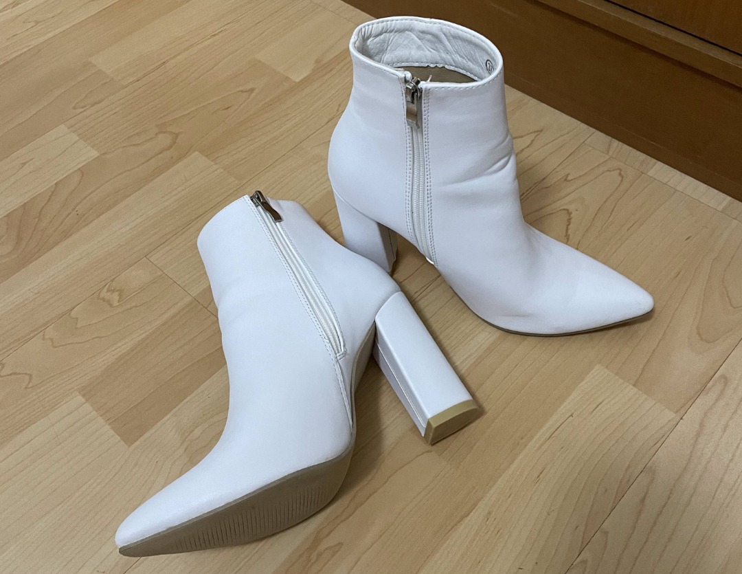 White boots Women s Fashion Footwear Boots on Carousell