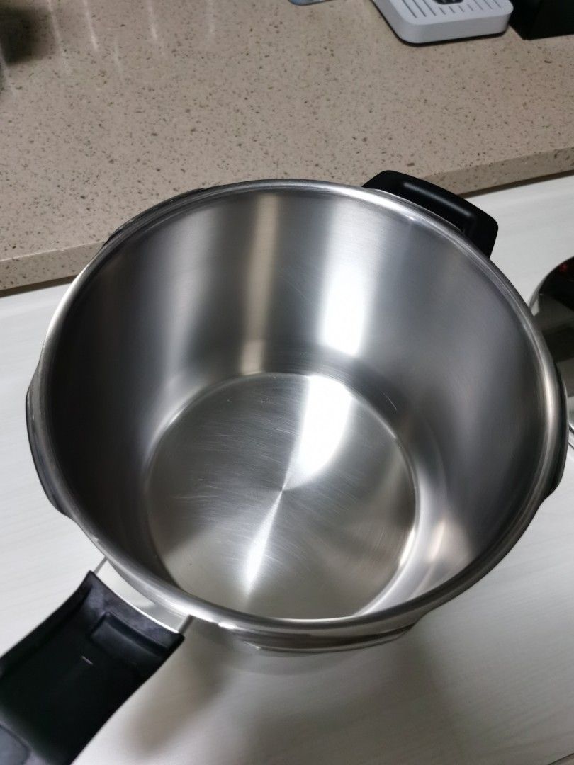 WMF Perfect Pro pressure cooker, Furniture & Home Living, Kitchenware