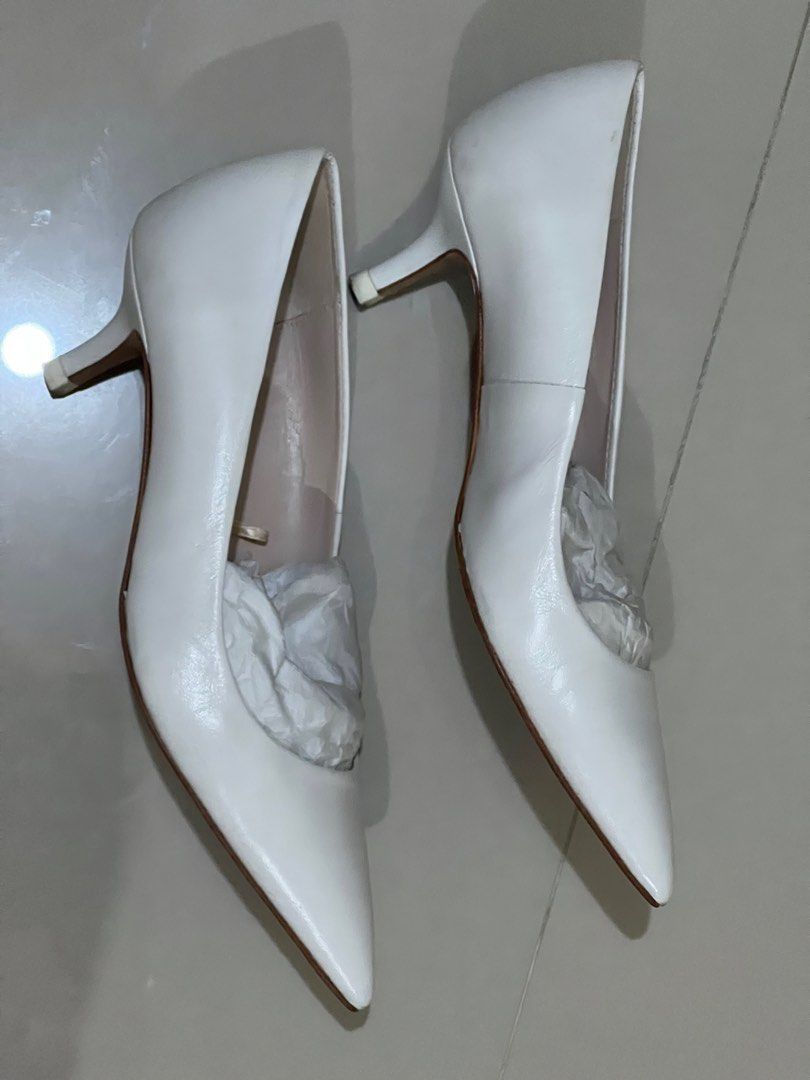 Zara Real Leather Kitten Heels Pumps (Category: Heels) located in Makati City. Submitted by loriz_mar (Listing ID 1221002234, Image 3). Description: .