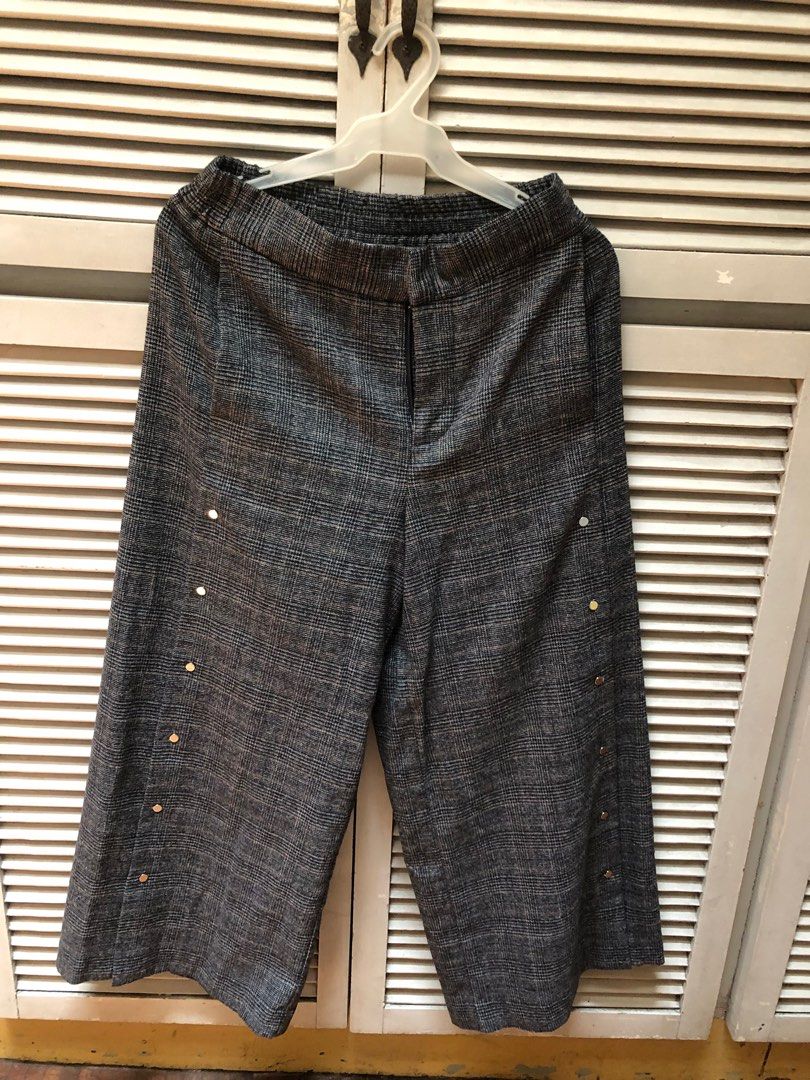 Zara trousers (Category: Other Bottoms) located in Paranaque City. Submitted by katricesison (Listing ID 1221021507, Image 1). Description: Zara trousers Good condition Size S.