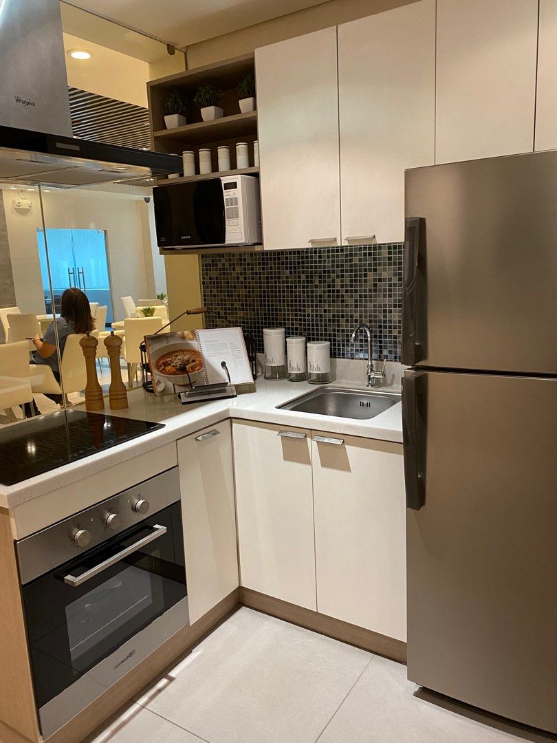 30K 1 BR Condo in Makati connected to MRT magallanes, Property, For