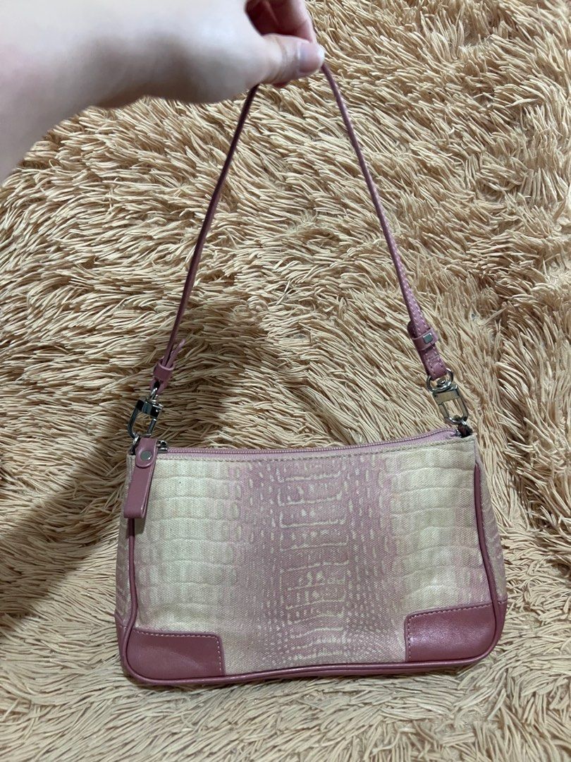 💯Authentic Renoma Small Kili-Kili Shoulder Bag (Category: Luxury Bags & Wallets) located in Paranaque City. Submitted by authentic_mj (Listing ID 1221207133, Image 1). Description: Authentic Renoma Small Kili-Kili Shoulder Bag Preloved Authentic from Japan Kili Kili Bag No issues.