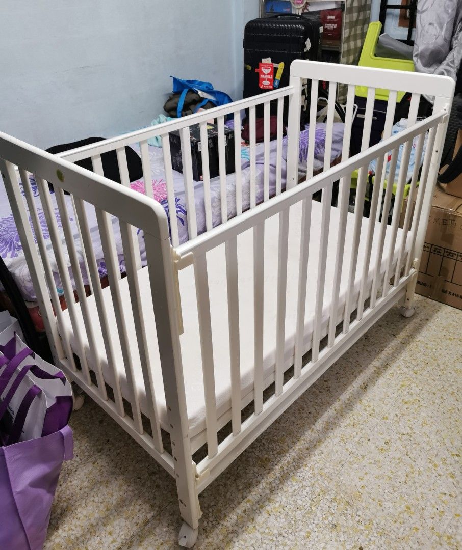 Baby Cot happy wonder 5 in 1 convertible height White drop side